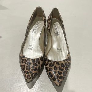 Leopard pumps